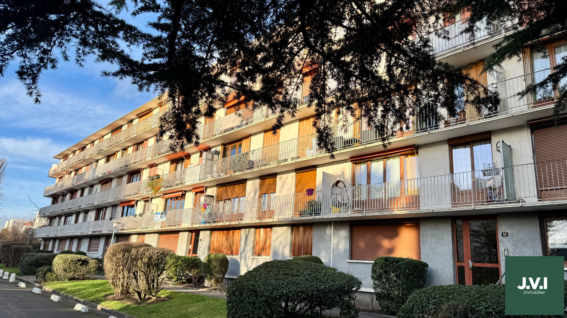 Agence immobilière de 
 J.V.I. - JVI Enghien-les-Bains 
