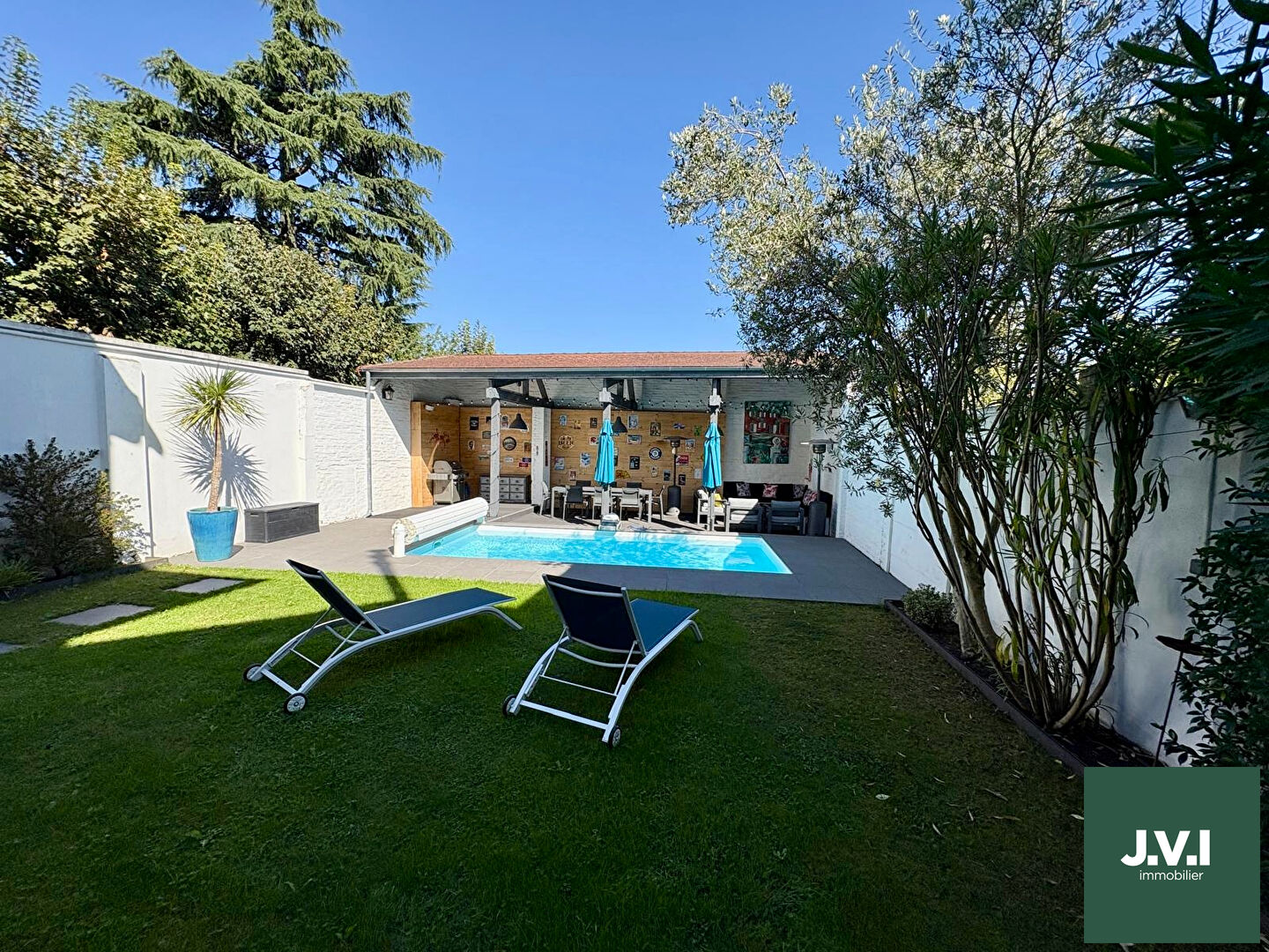 Agence immobilière de 
 J.V.I. - JVI Enghien-les-Bains 
