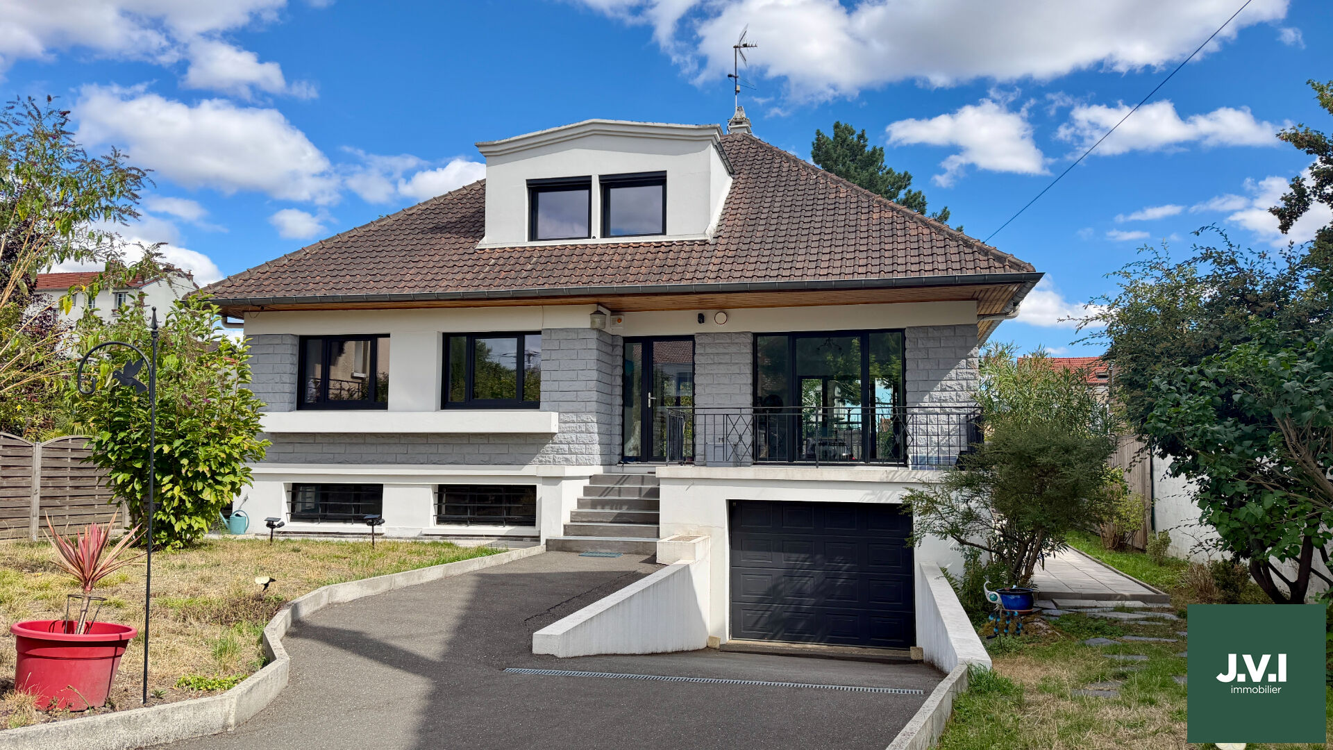 Agence immobilière de 
 J.V.I. - JVI Enghien-les-Bains 
