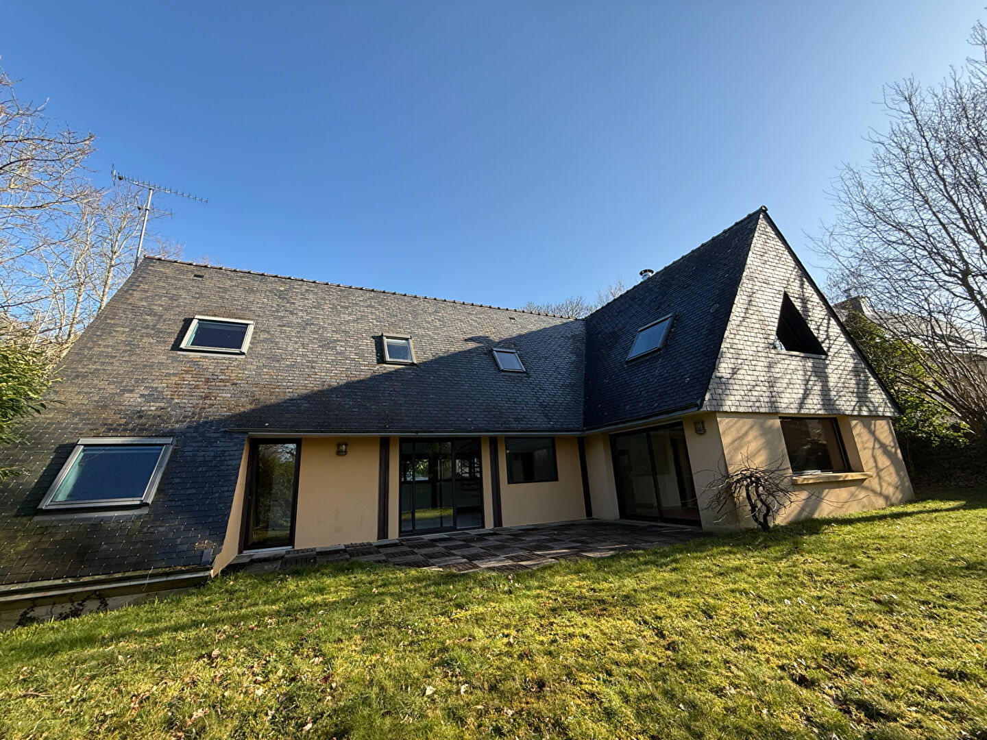 GOUESNOU SUR TERRAIN ARBORE DE 2500 M²