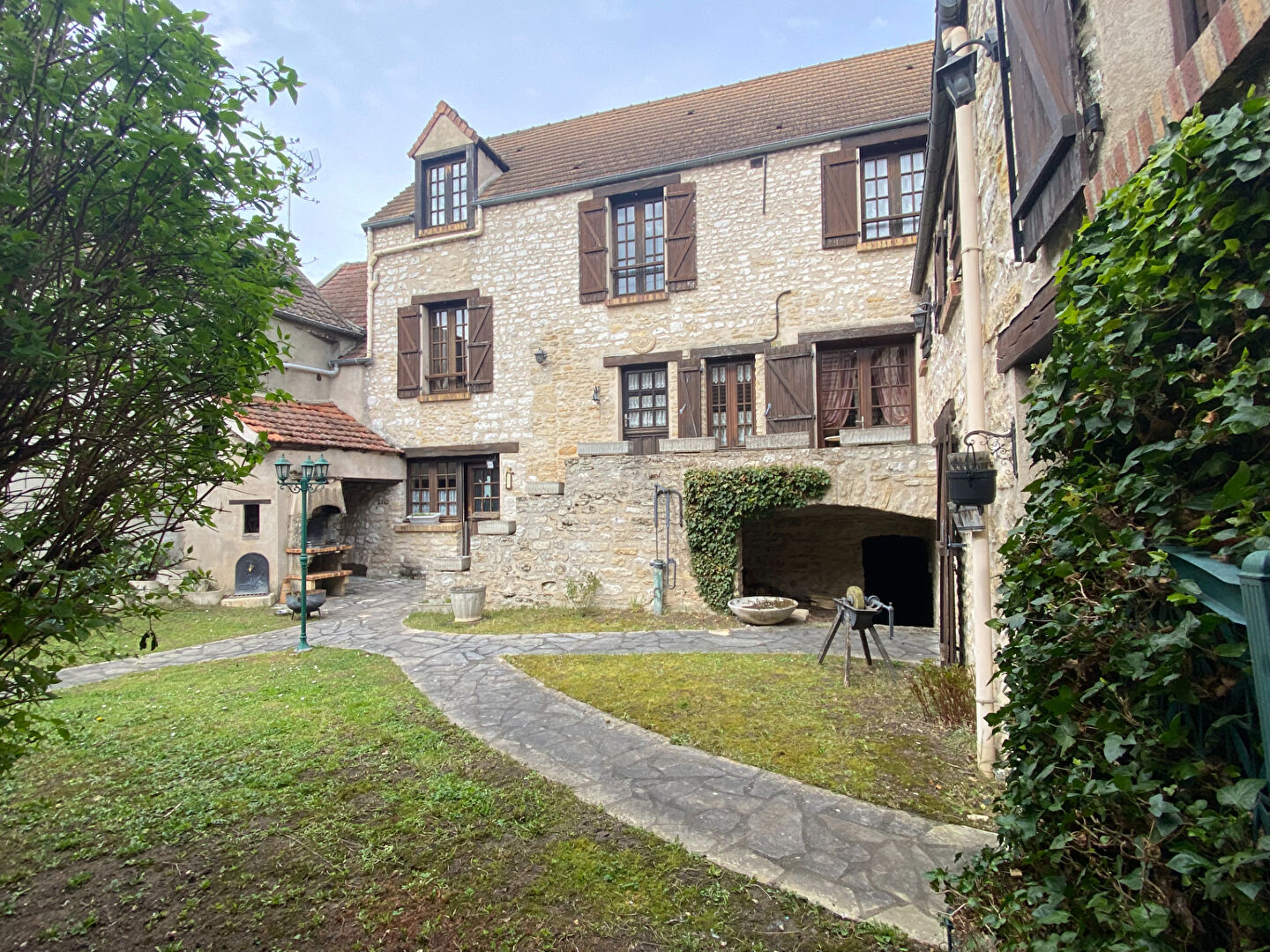 Maison de charme en pierre au coeur de Follainville Dennemont