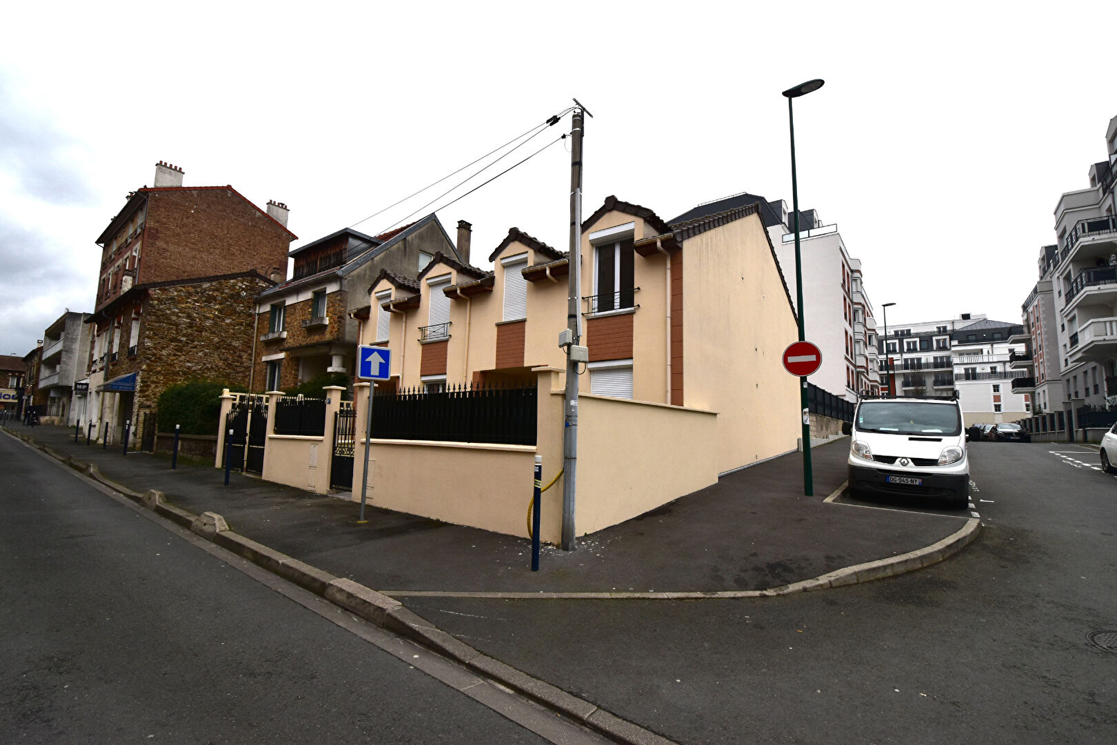 Photo GAGNY - IMMEUBLE divisé en plusieurs appartements. image 2/6