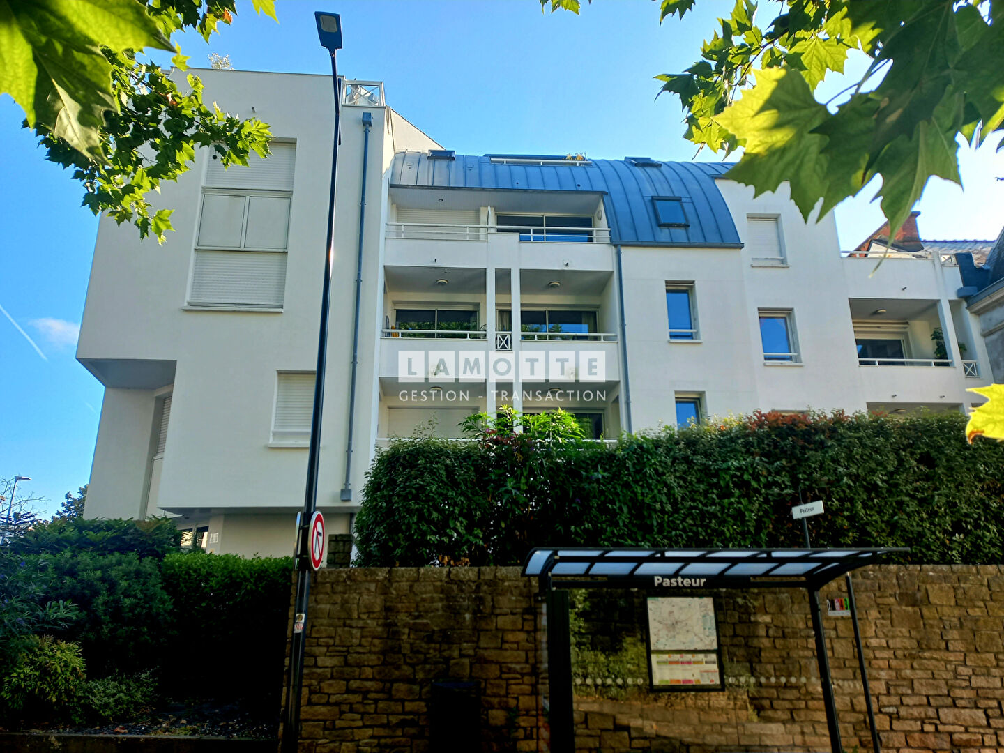 APPRTEMENT TYPE 4  - ASCENSEUR  TERRASSE DOUBLE GARAGES DOULE CAVES - VANNES - PLACE DE LA REPUBLIQUE - PORT - TRIBUNAL JUDICIAIRE - STADE DE LA RABINE - RIVE DROITE DU PORT