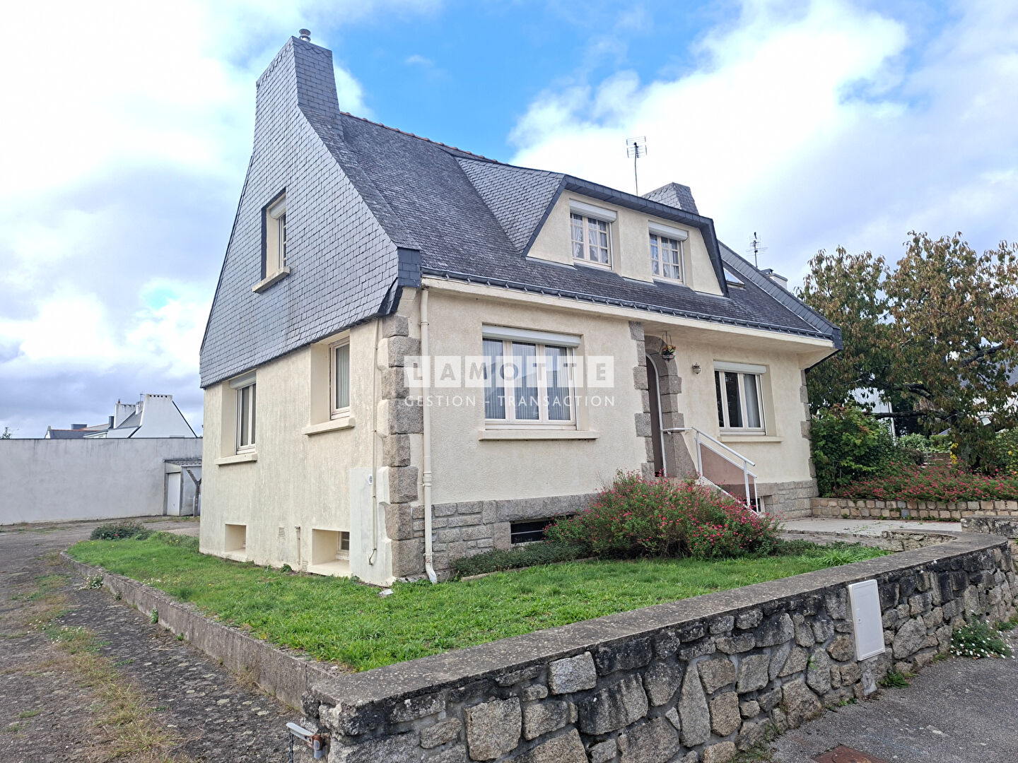 MAISON TYPE 6 - 100 m2 - 4 chambres - Sous sol complet - Terrain 600 m² - Proximité GARE / HOPITAL - VANNES SAINT GUEN