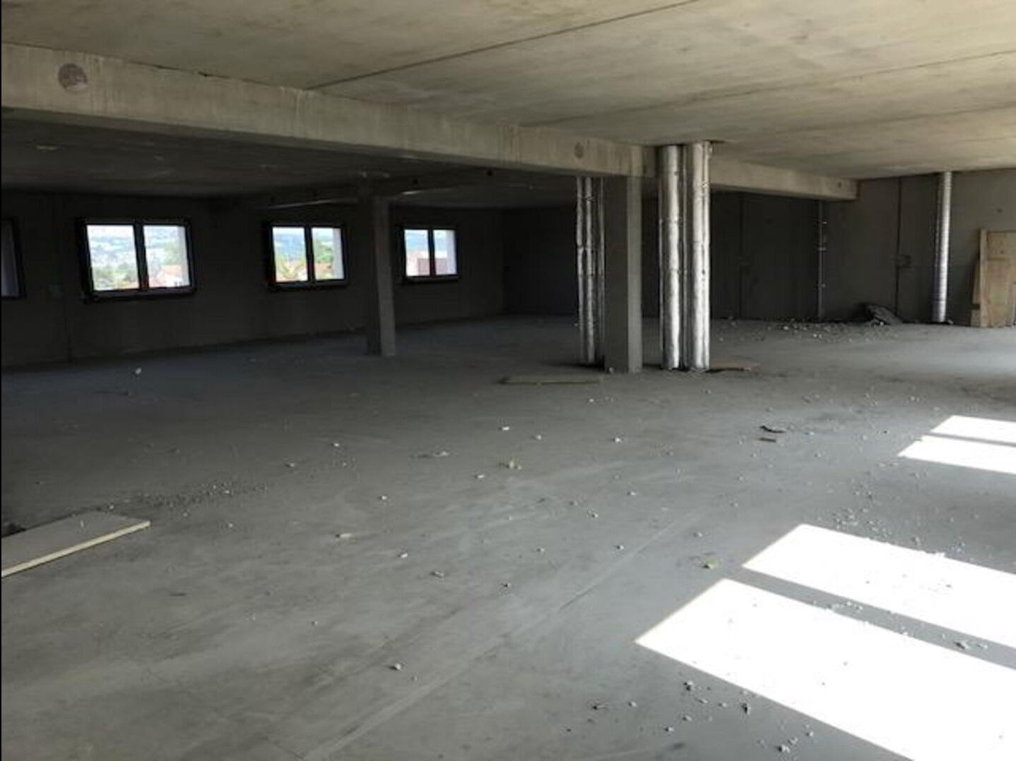 Photo Plateau 112 m² Andrézieux Bouthéon image 2/3