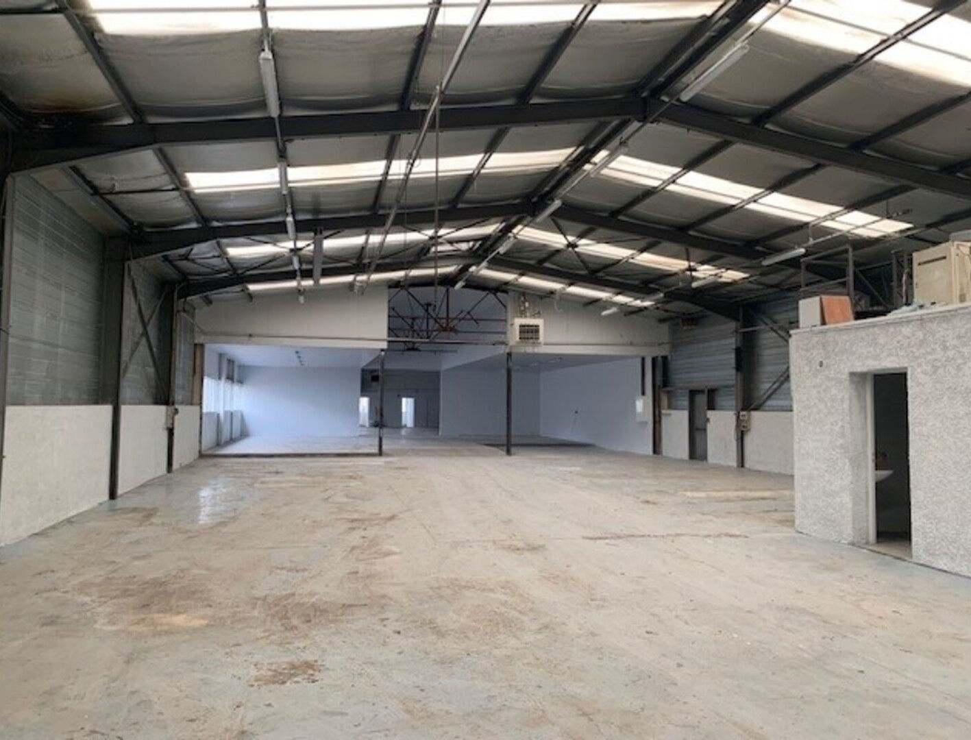 Photo Bâtiment artisanal 660m² Sorbiers image 2/5