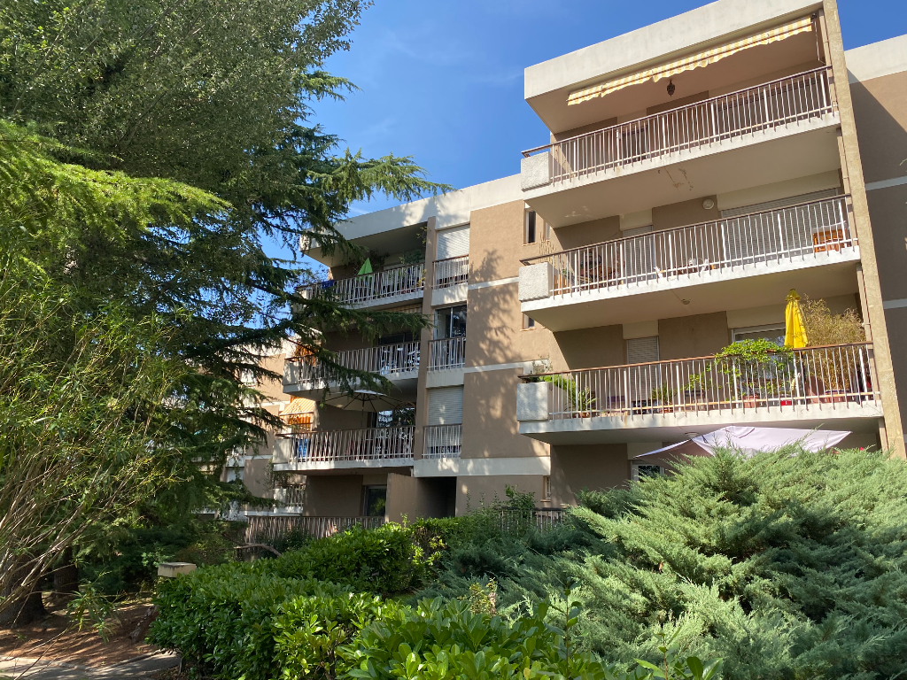 Location Aix Qt Axium LC Gestion vous propose dans résidence sécurisée avec piscine un appartement de type 2 meublé avec gde terrasse et parking.