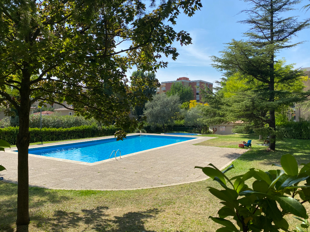 Photo Location Aix Qt Axium LC Gestion vous propose dans résidence sécurisée avec piscine un appartement de type 2 meublé avec gde terrasse et parking. image 2/6