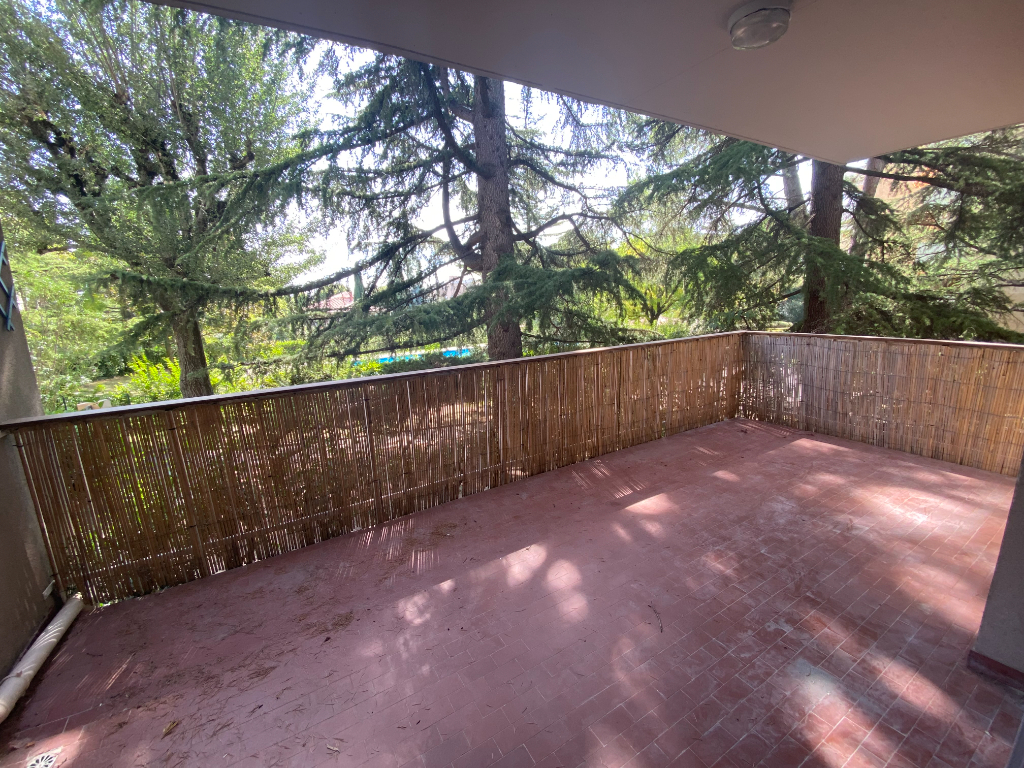 Photo Location Aix Qt Axium LC Gestion vous propose dans résidence sécurisée avec piscine un appartement de type 2 meublé avec gde terrasse et parking. image 3/6