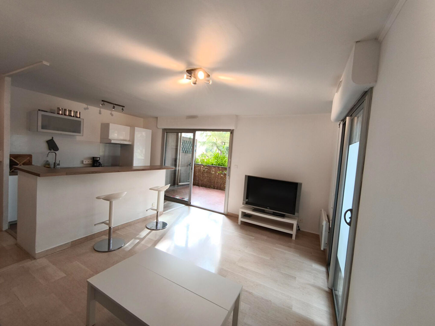 Photo Location Aix Qt Axium LC Gestion vous propose dans résidence sécurisée avec piscine un appartement de type 2 meublé avec gde terrasse et parking. image 4/6