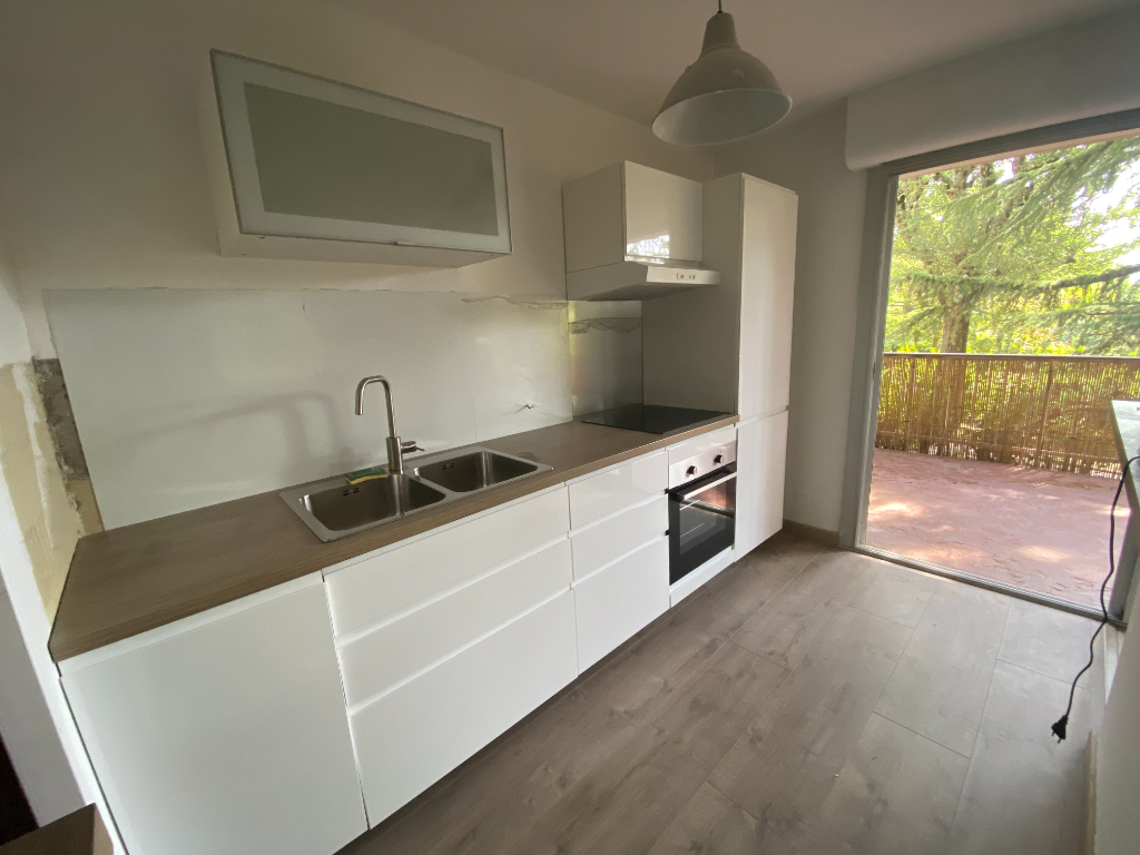 Photo Location Aix Qt Axium LC Gestion vous propose dans résidence sécurisée avec piscine un appartement de type 2 meublé avec gde terrasse et parking. image 5/6