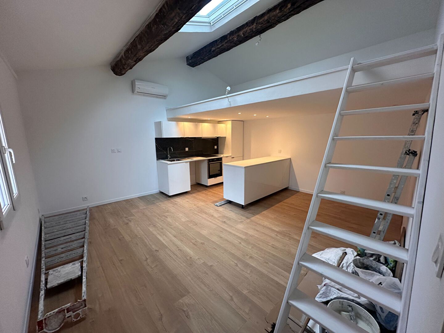 Location Aix centre LC Gestion vous propose un appartement de type studio meublé en dernier étage comprenant une pièce principale, cuisine équipée, salle d'eau avec wc, libre