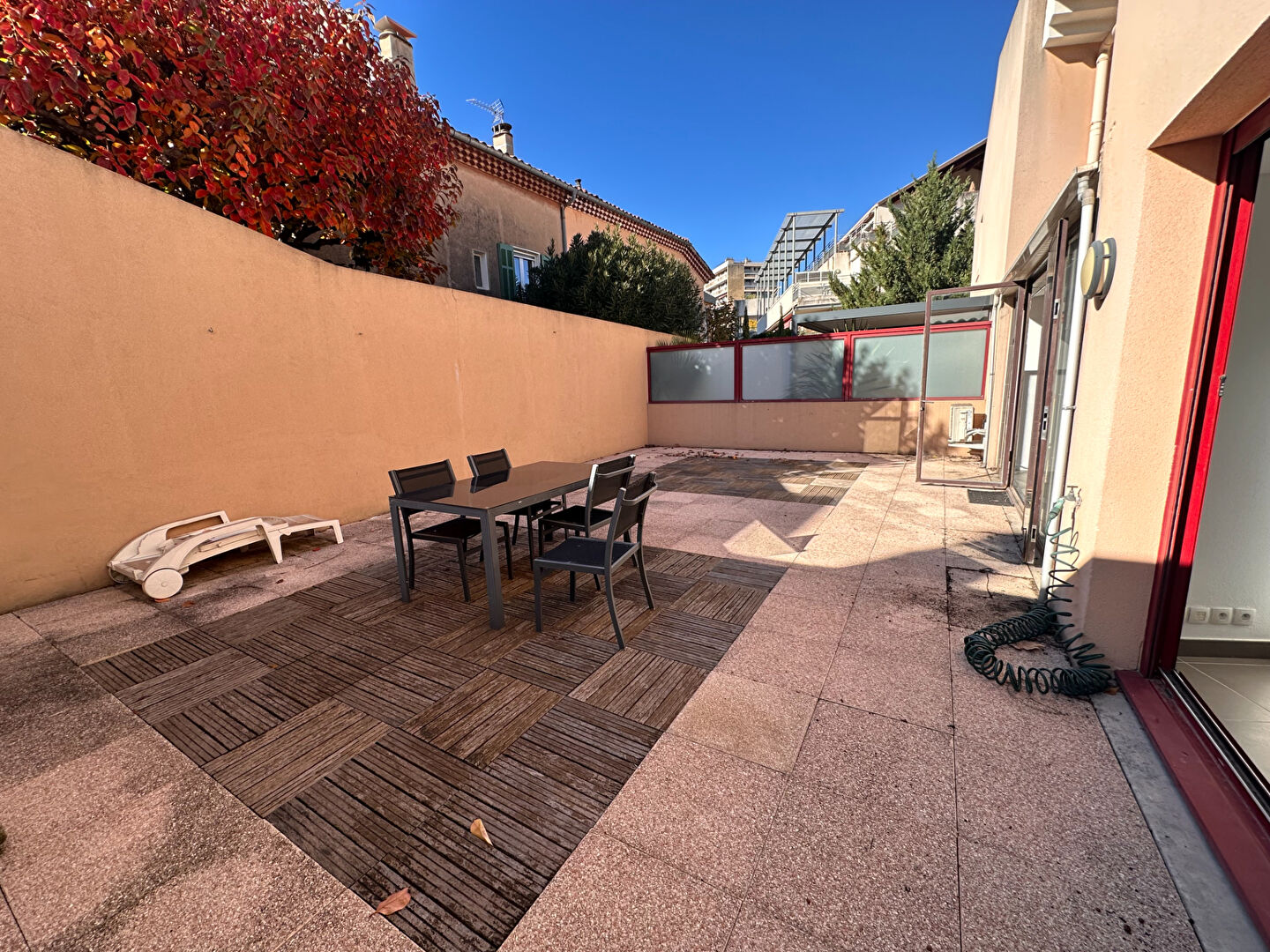 Location Aix 200m de la rotonde LC Gestion vous propose dans une résidence de standing un appartement de type 2 avec terrasse 50m² et garage, libre.