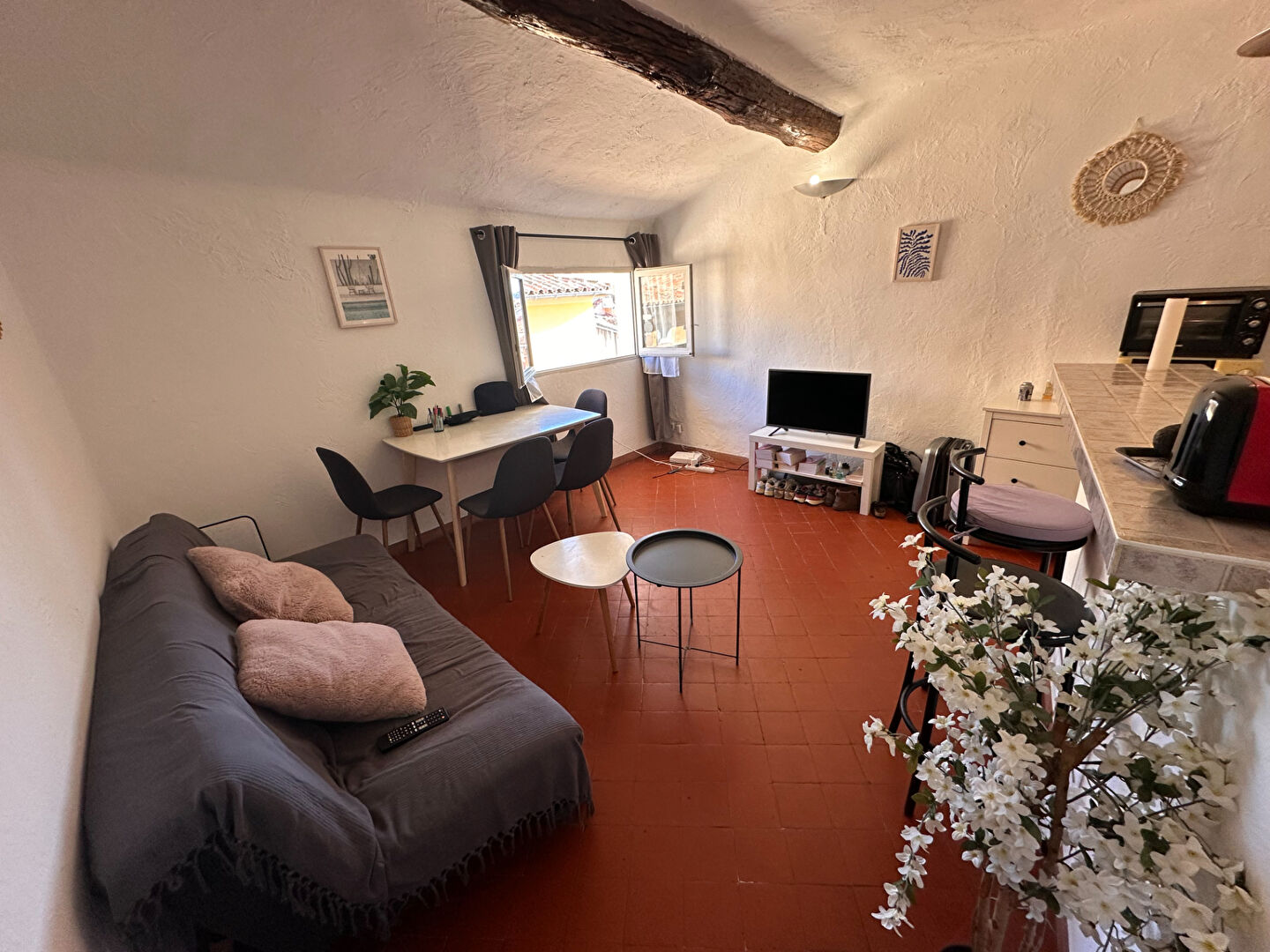 Vente Aix centre LC Gestion agence immobilière sur Puyricard vous propose un appartement de type 1 en dernier étage, vue sur les toits, très ensoleillé.