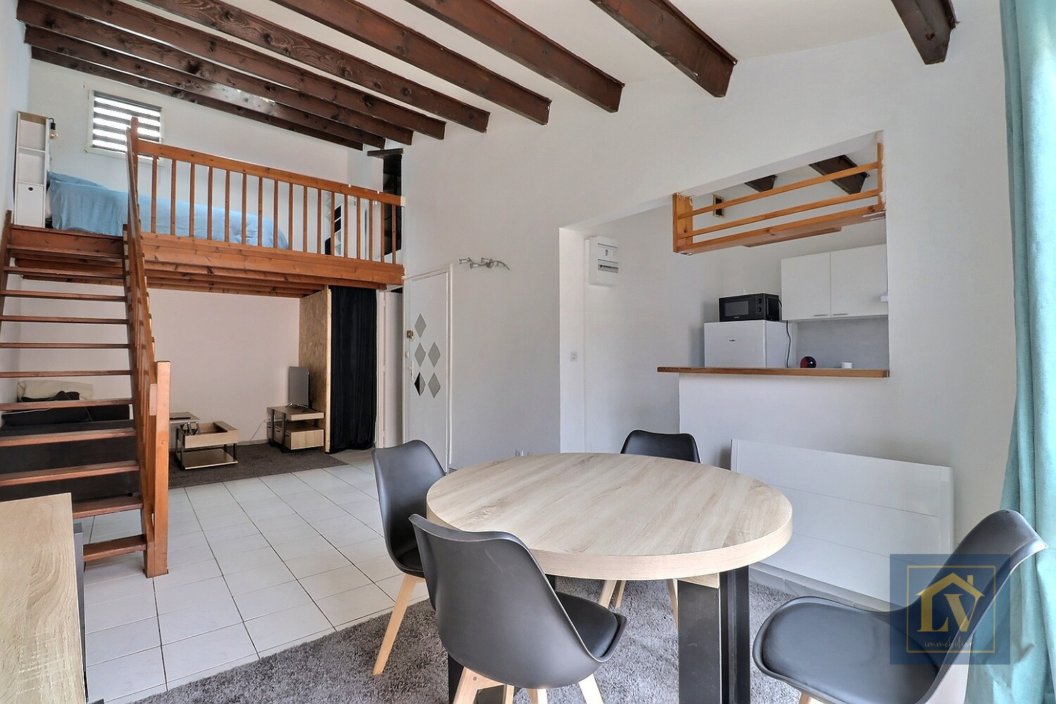 A louer studio rénové meublé avec mezzanine