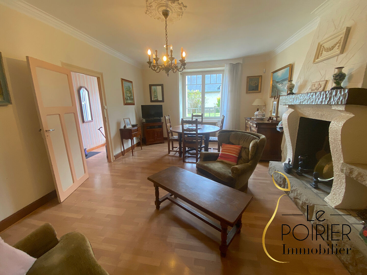 Photo LANGUEUX : Belle maison en pierres de 188 m2 à proximité des commerces et des écolesMaison image 2/6