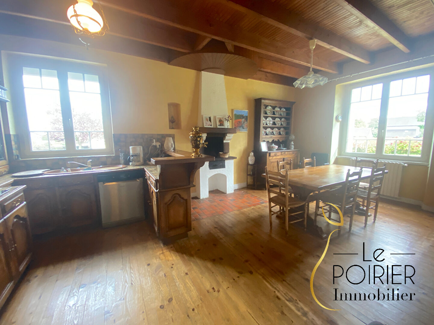 Photo LANGUEUX : Belle maison en pierres de 188 m2 à proximité des commerces et des écolesMaison image 3/6