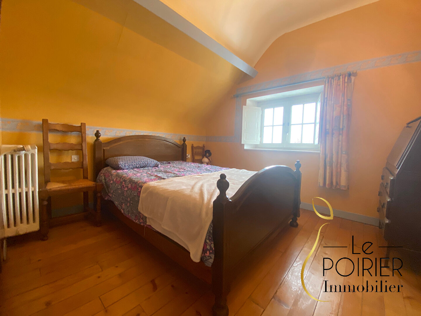 Photo LANGUEUX : Belle maison en pierres de 188 m2 à proximité des commerces et des écolesMaison image 6/6