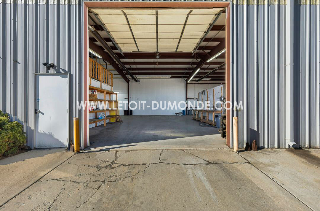 Local commercial de 1135m2 sur un terrain de 2437 m²