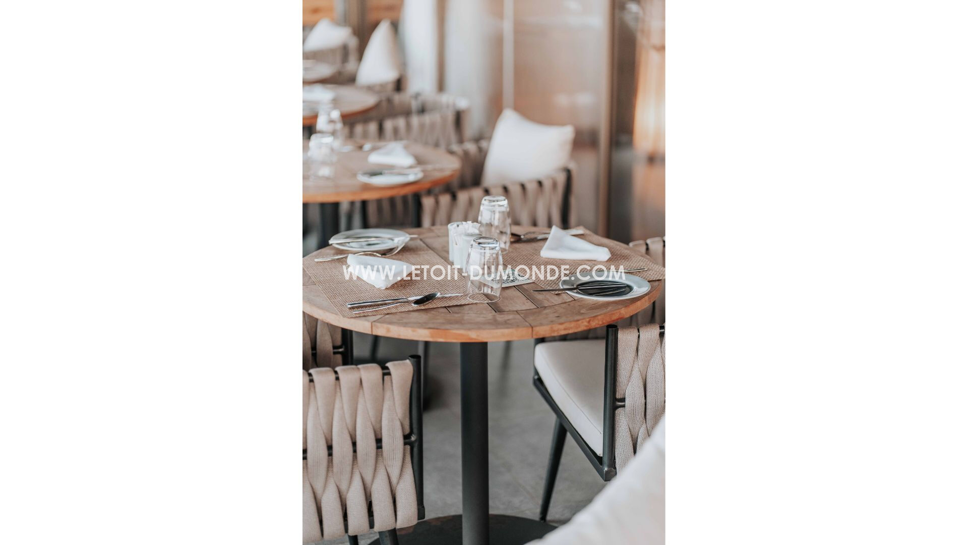 Bâtiment commerce + terrain constructible total de 4312m²