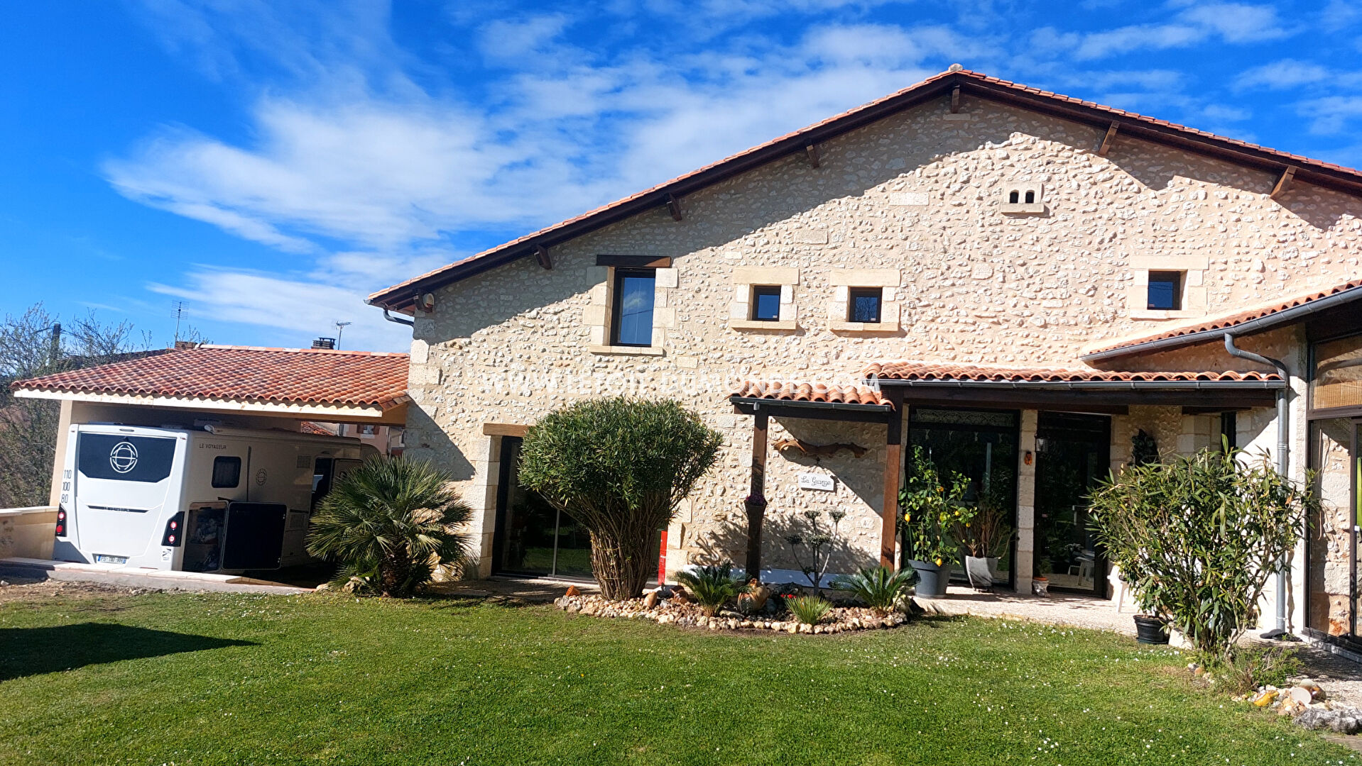 Photo Superbe maison en pierre atypique au calme avec vue image 2/6