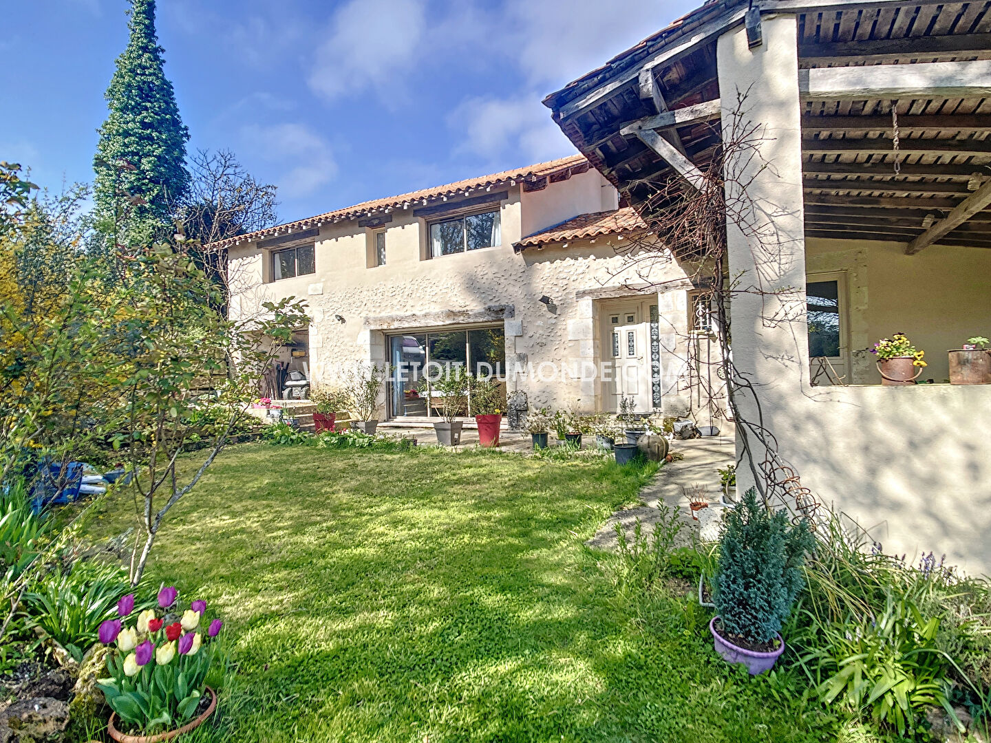 Jolie maison en pierre avec terrain