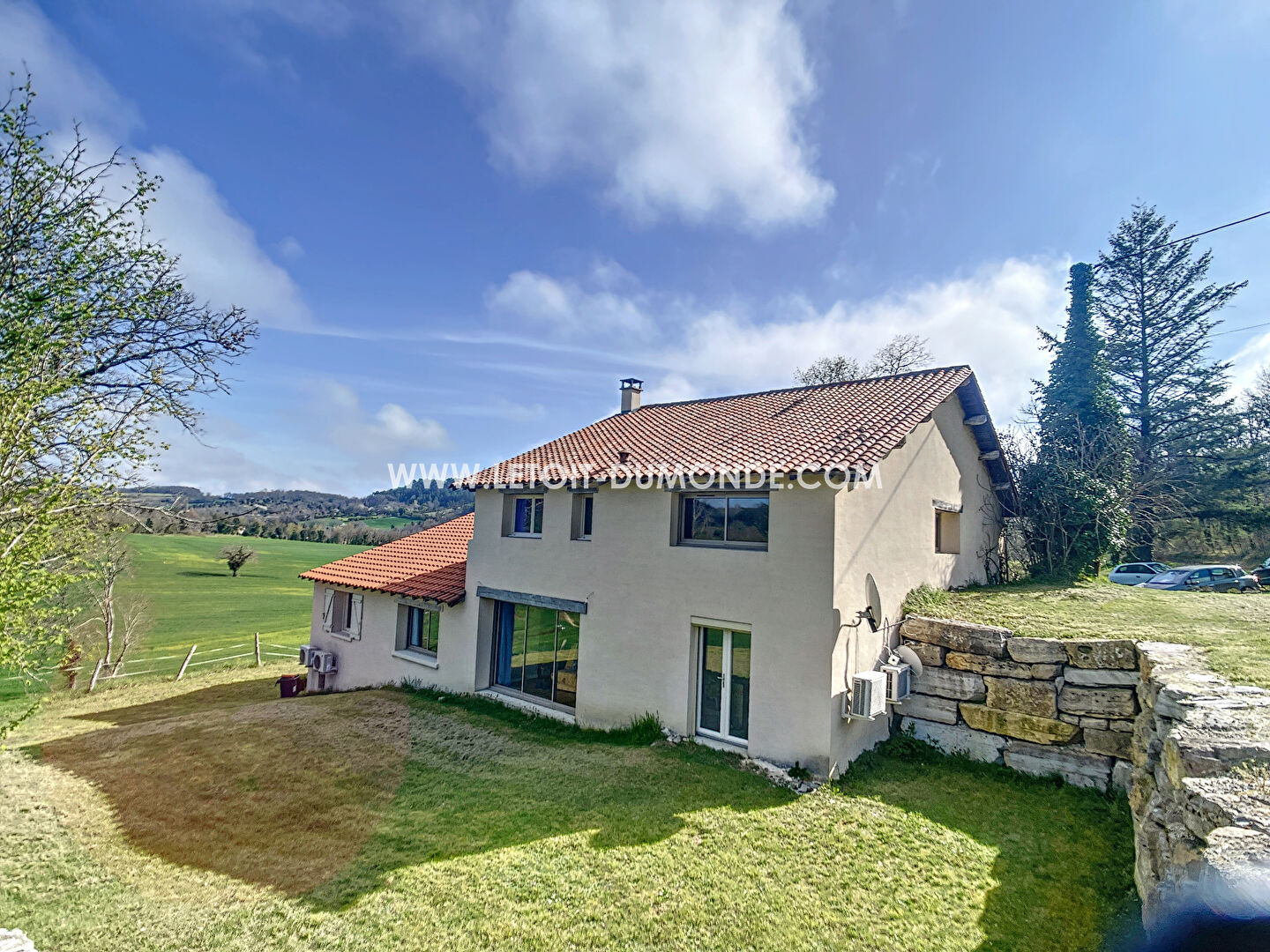 Photo Jolie maison en pierre avec terrain image 2/6