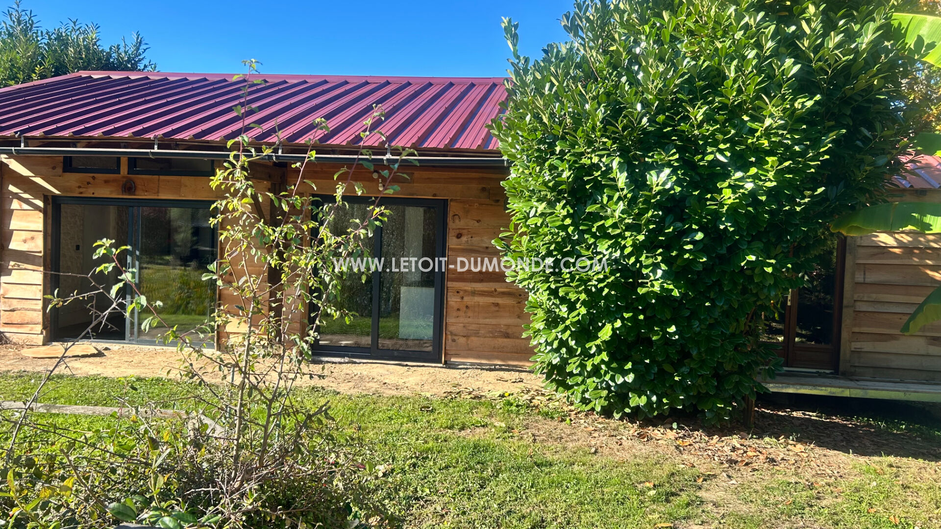 Chalet d'habitation avec mobil home et étang