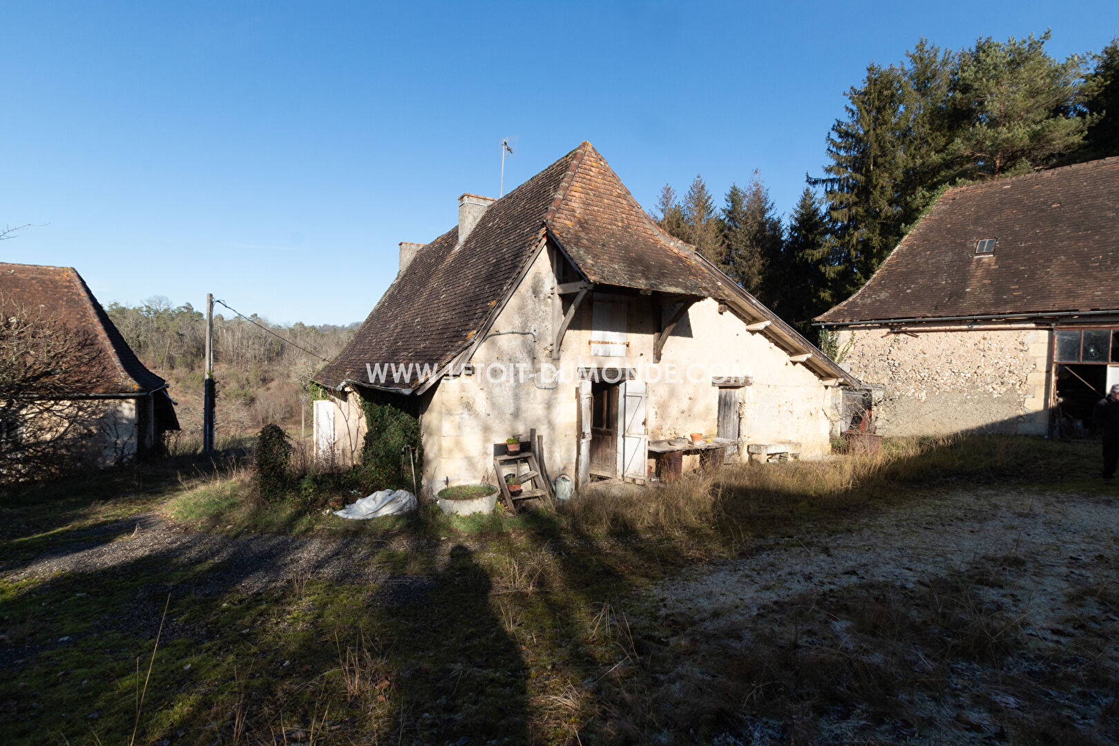 Corps de ferme sur un terrain de 128949m² attenant