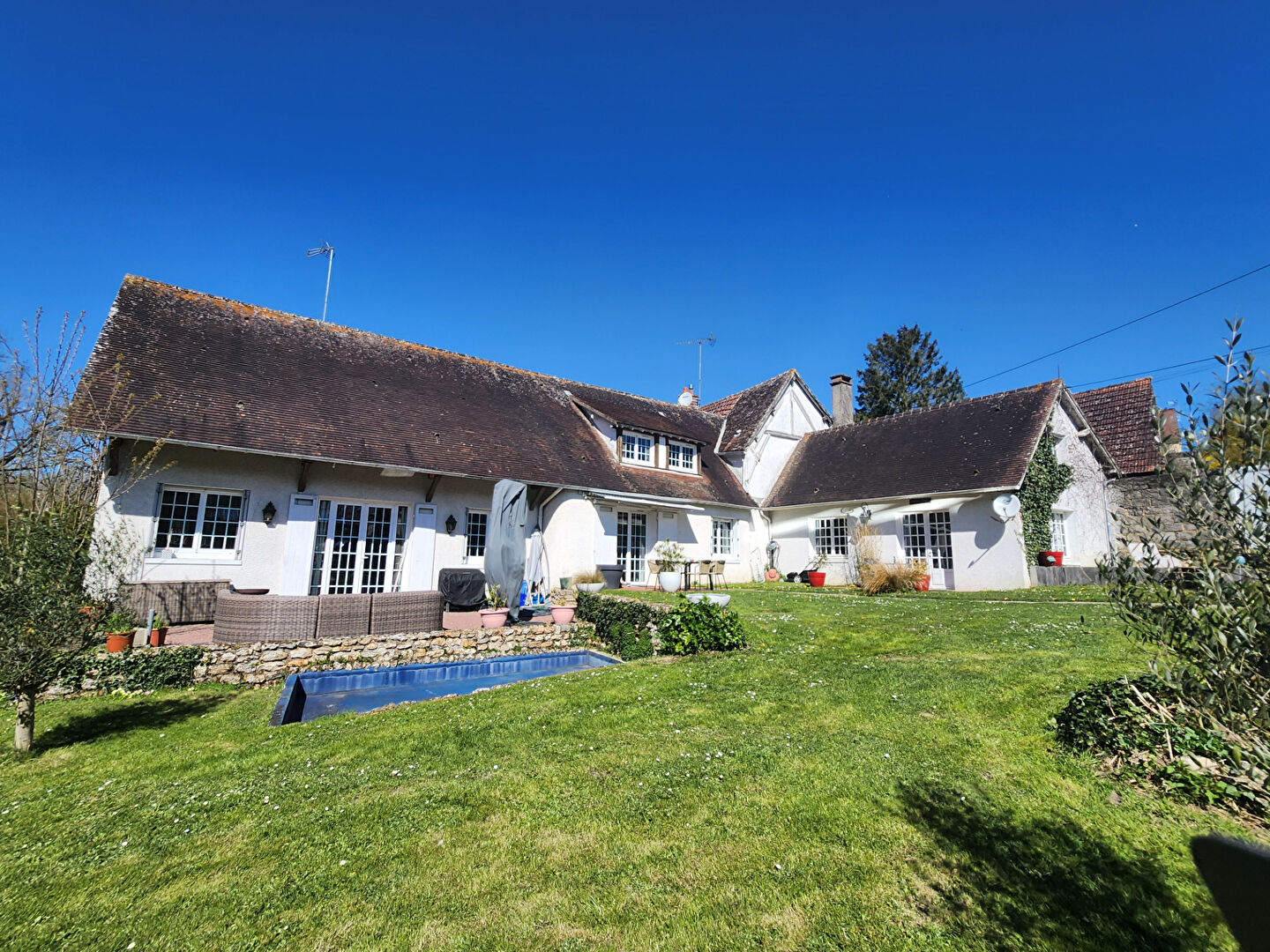Proche RAMBOUILLET, maison ancienne 160m²  avec dépendance, bordée par canal