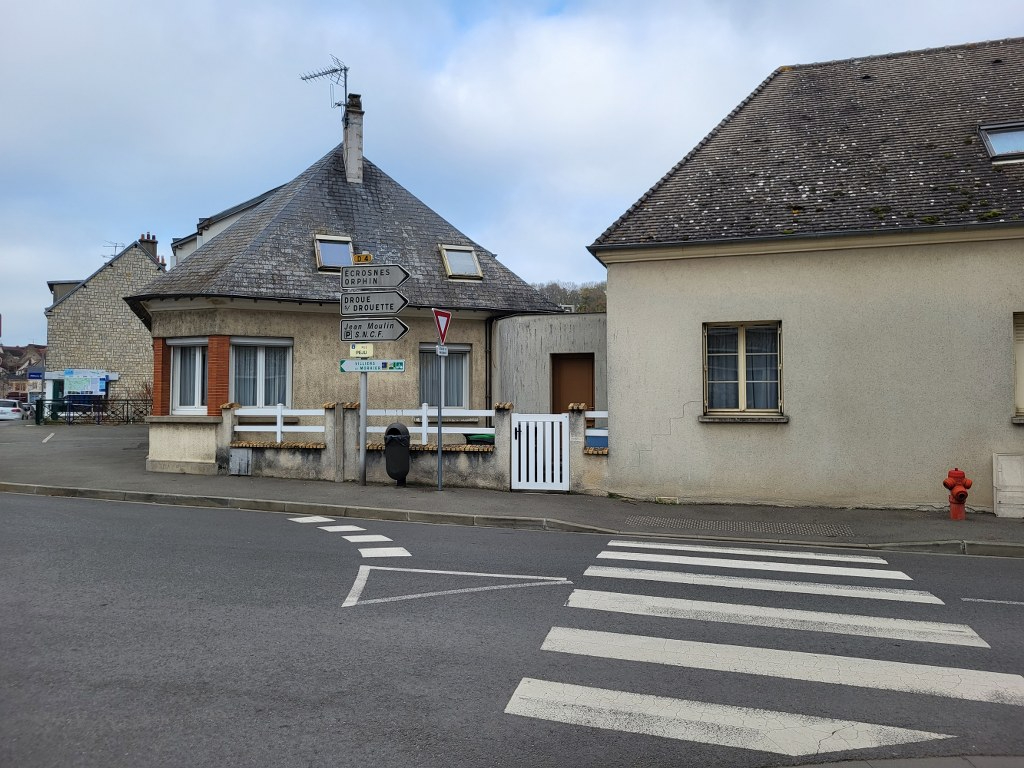 Photo EPERNON, Maison gare à pied. image 1/6