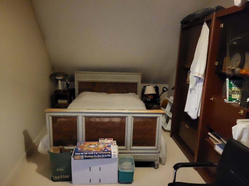 Photo EPERNON, Maison gare à pied. image 4/6