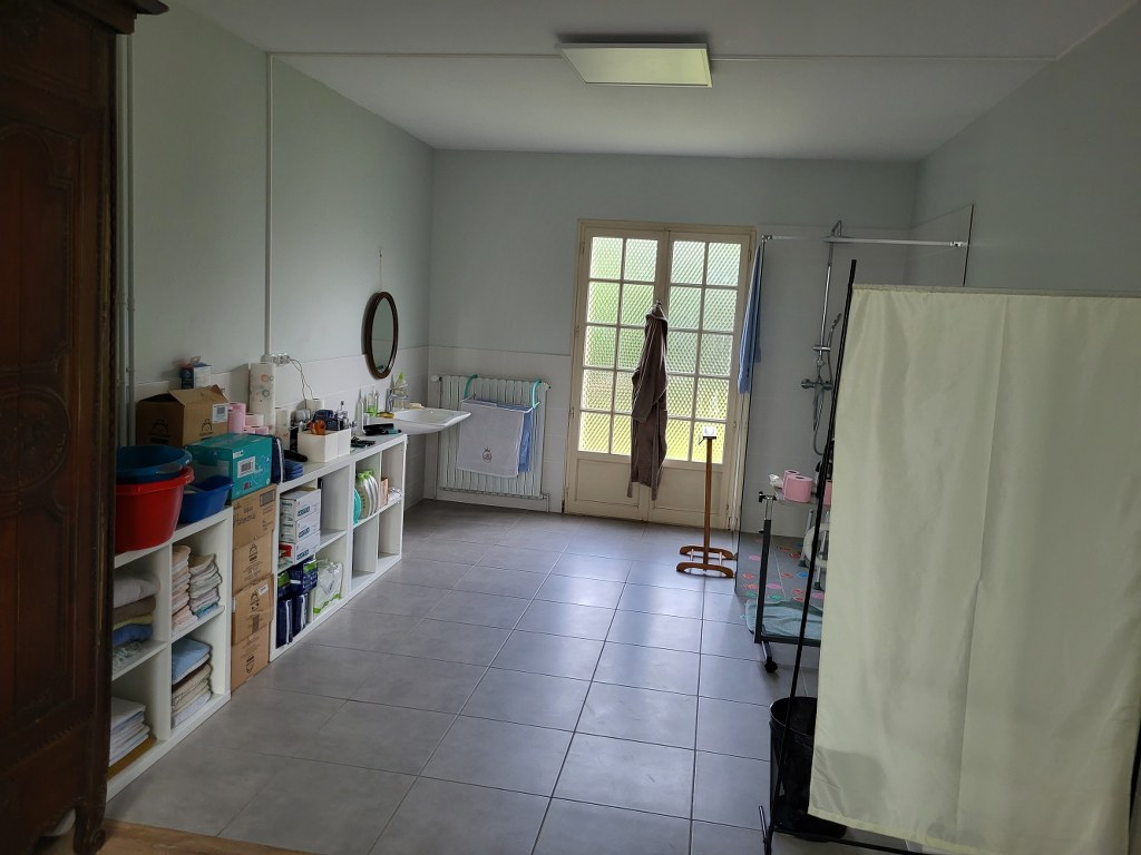 Photo EPERNON, Maison gare à pied. image 6/6