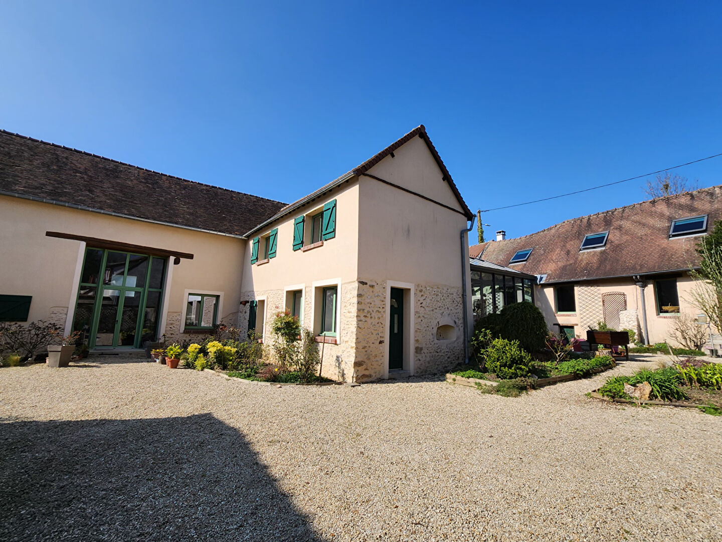MAISON ANCIENNE bordée par un canal GALLARDON
