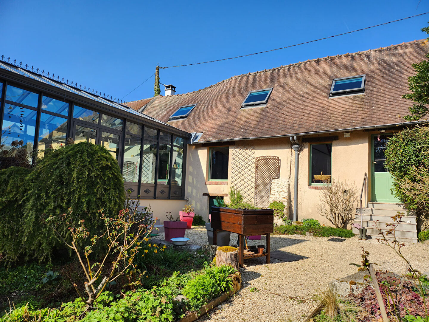 Photo MAISON ANCIENNE bordée par un canal GALLARDON image 2/6