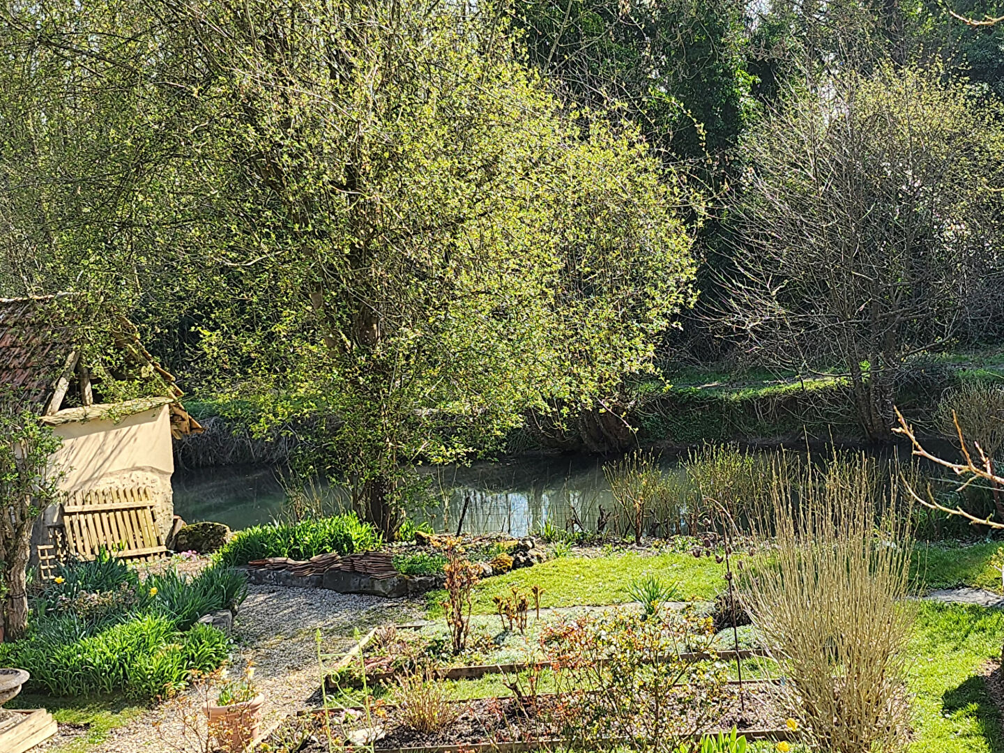 Photo MAISON ANCIENNE bordée par un canal GALLARDON image 3/6