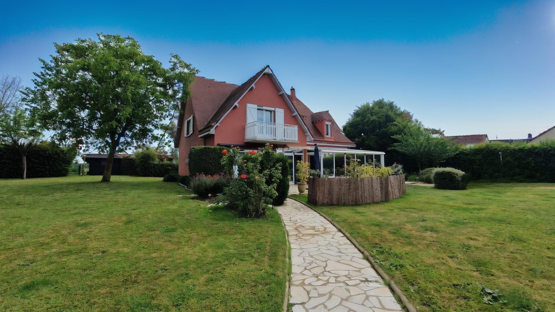 Entre MAINTENON et CHARTRES : Maison Familiale de 7 pièces de  209 m²