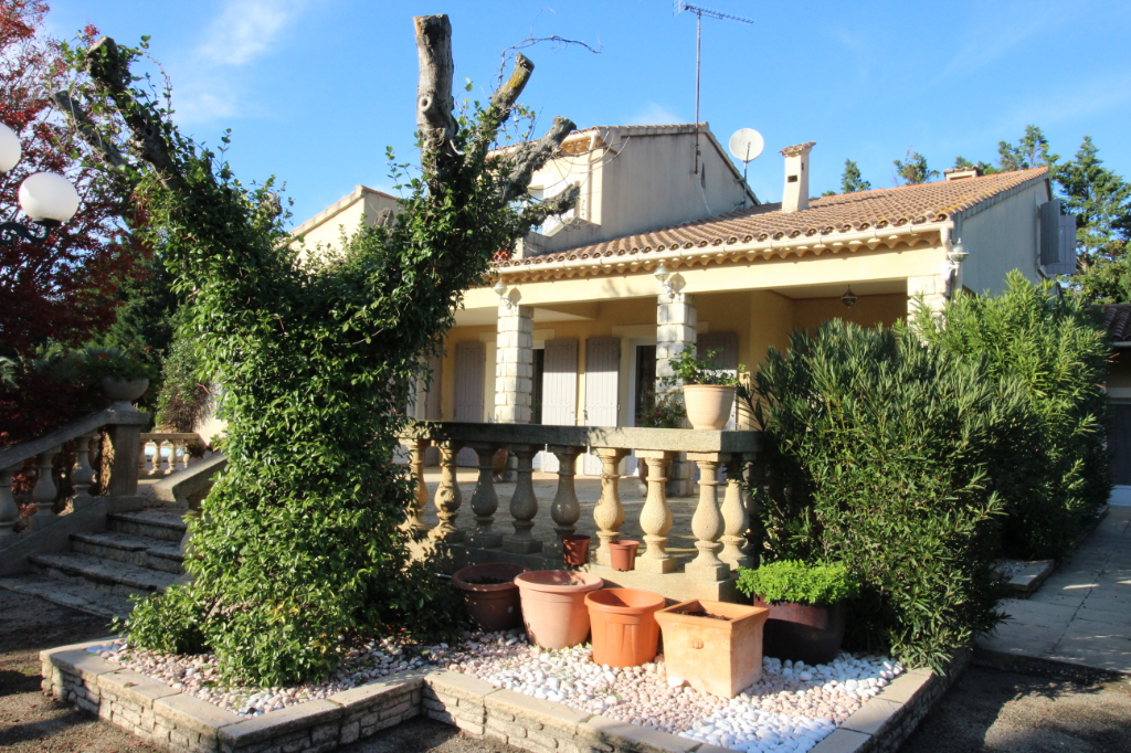 Maison Saint Etienne Du Gres 9 pièce(s) 200 m² MasBlancdesAlpilles 13103