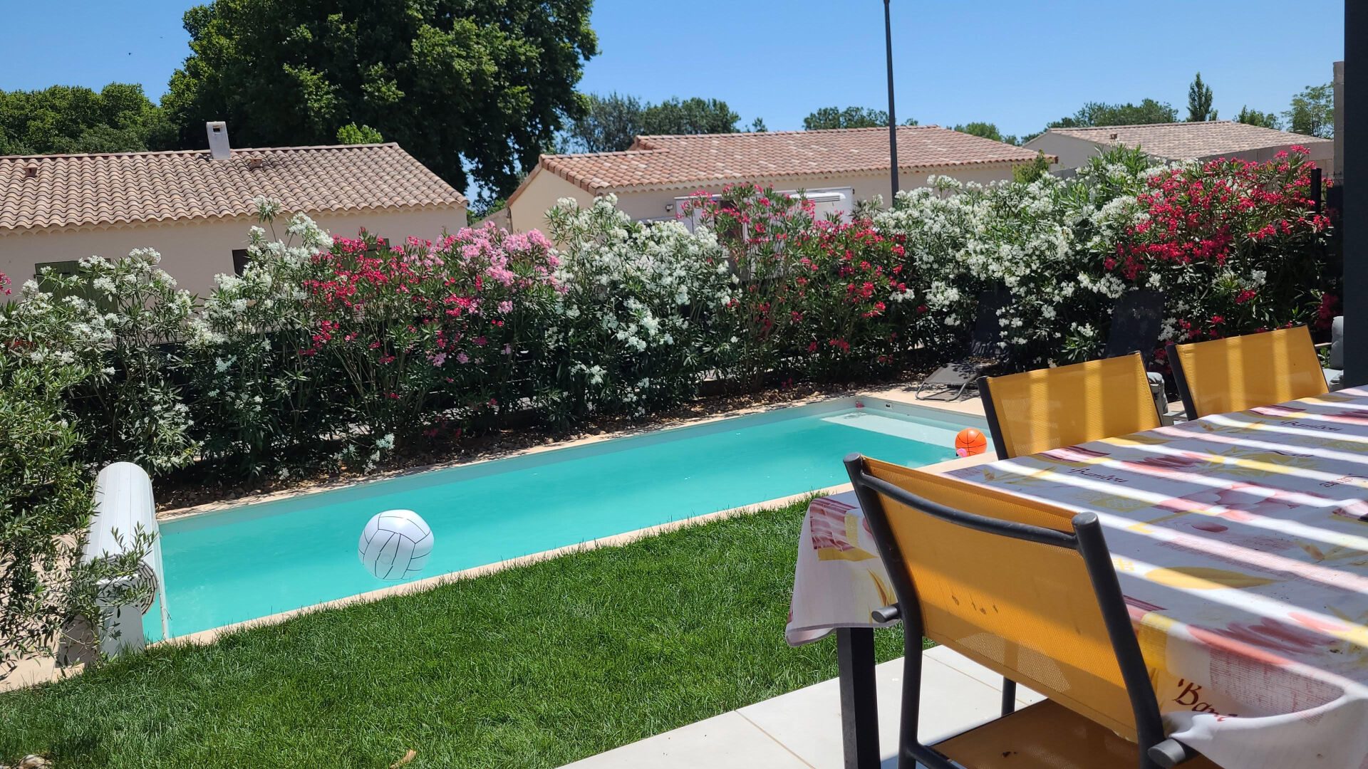 Raphèle-les-Arles : Élégante villa avec piscine + terrain Calme et Finitions Haut de Gamme.