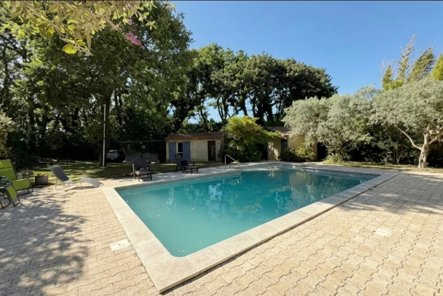 PROPRIÉTÉ D'EXCEPTION À ROBION : Villa T5 Rénovée + Gîte Indépendant au Pied du Luberon