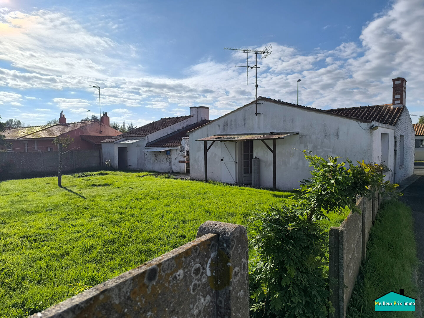 Maison comprenant 2 logements, garage et grange proche du bourg de Saint Urbain