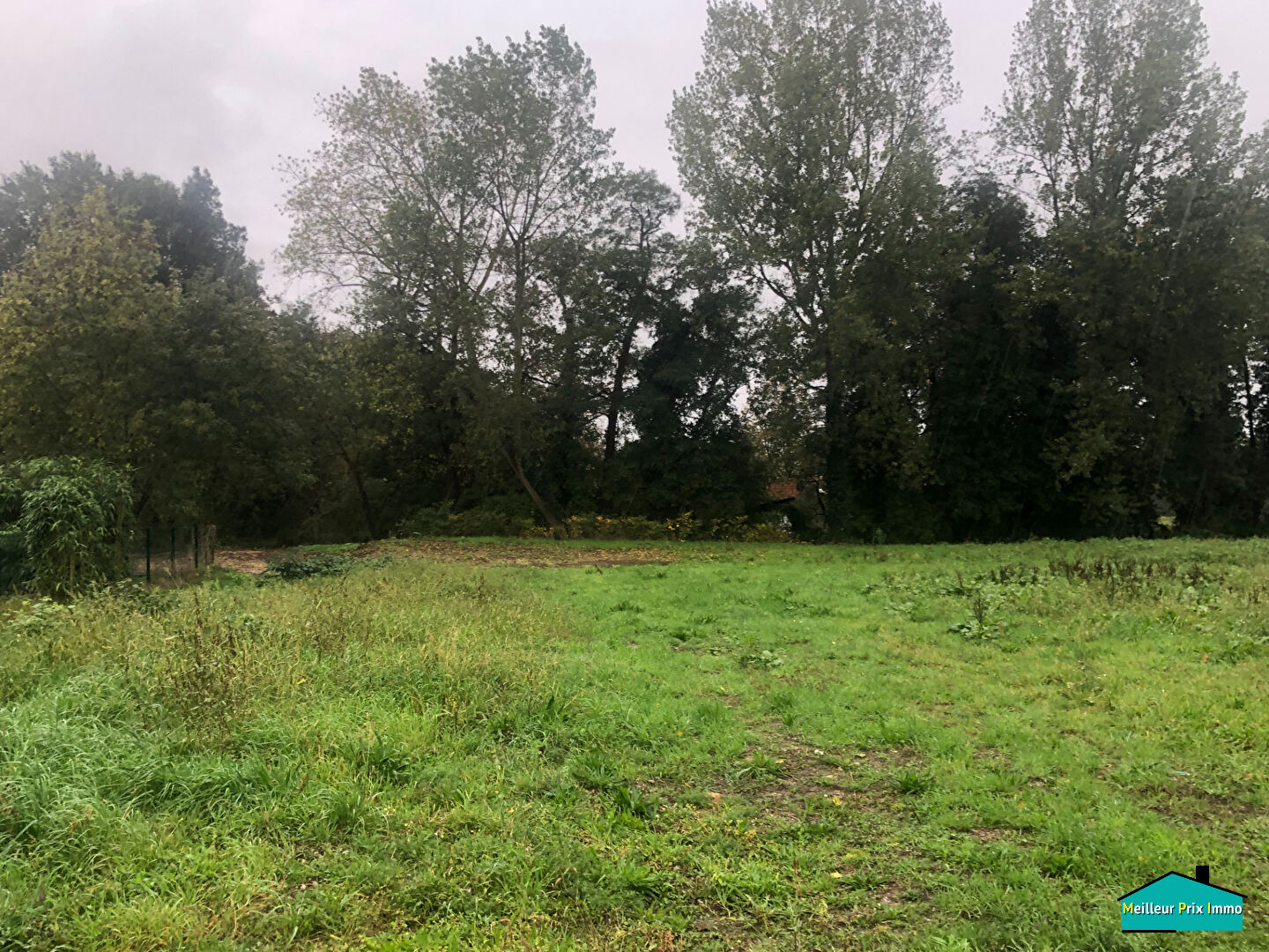 Photo Terrain viabilisé de 692m² image 3/4