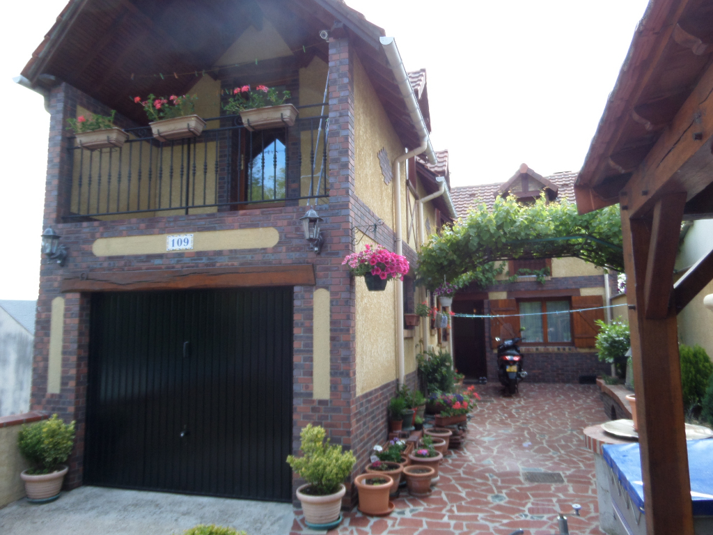 A vendre Maison à
ELBEUF
(76500) A vendre Maison à
ELBEUF
(76500)