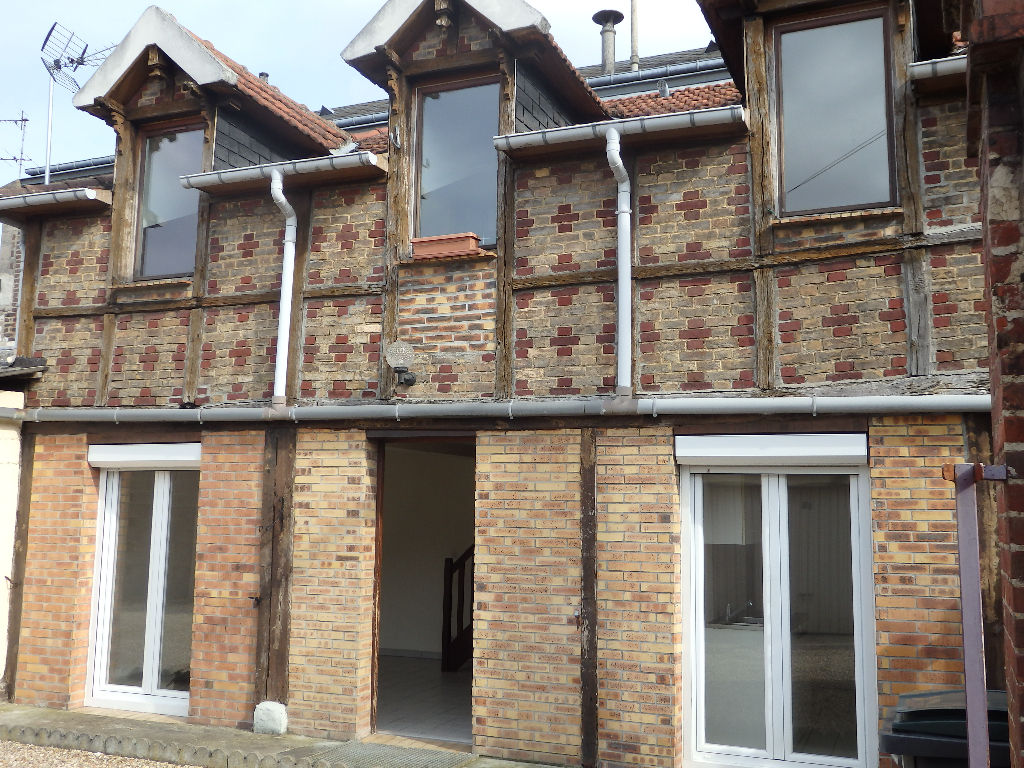 A vendre Maison à
CAUDEBEC LES ELBEUF
(76320) A vendre Maison à
CAUDEBEC LES ELBEUF
(76320)