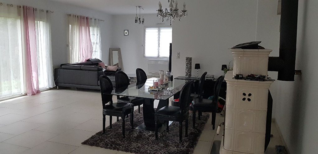 A vendre Maison à
CAUDEBEC LES ELBEUF
(76320) A vendre Maison à
CAUDEBEC LES ELBEUF
(76320)