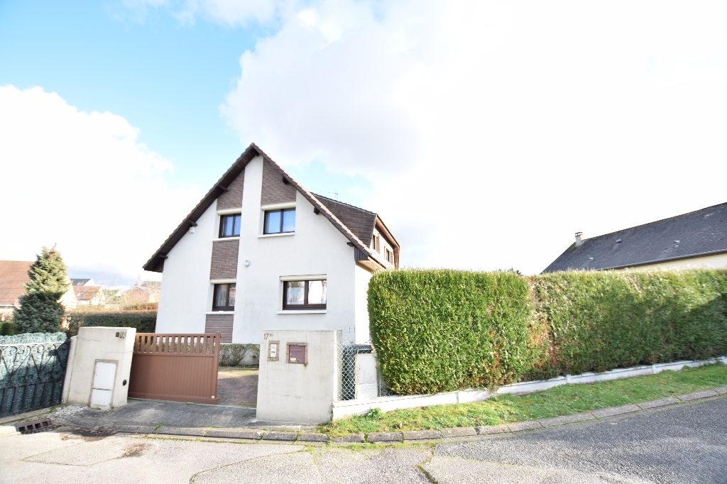 A vendre Maison à
CAUDEBEC LES ELBEUF
(76320) A vendre Maison à
CAUDEBEC LES ELBEUF
(76320)