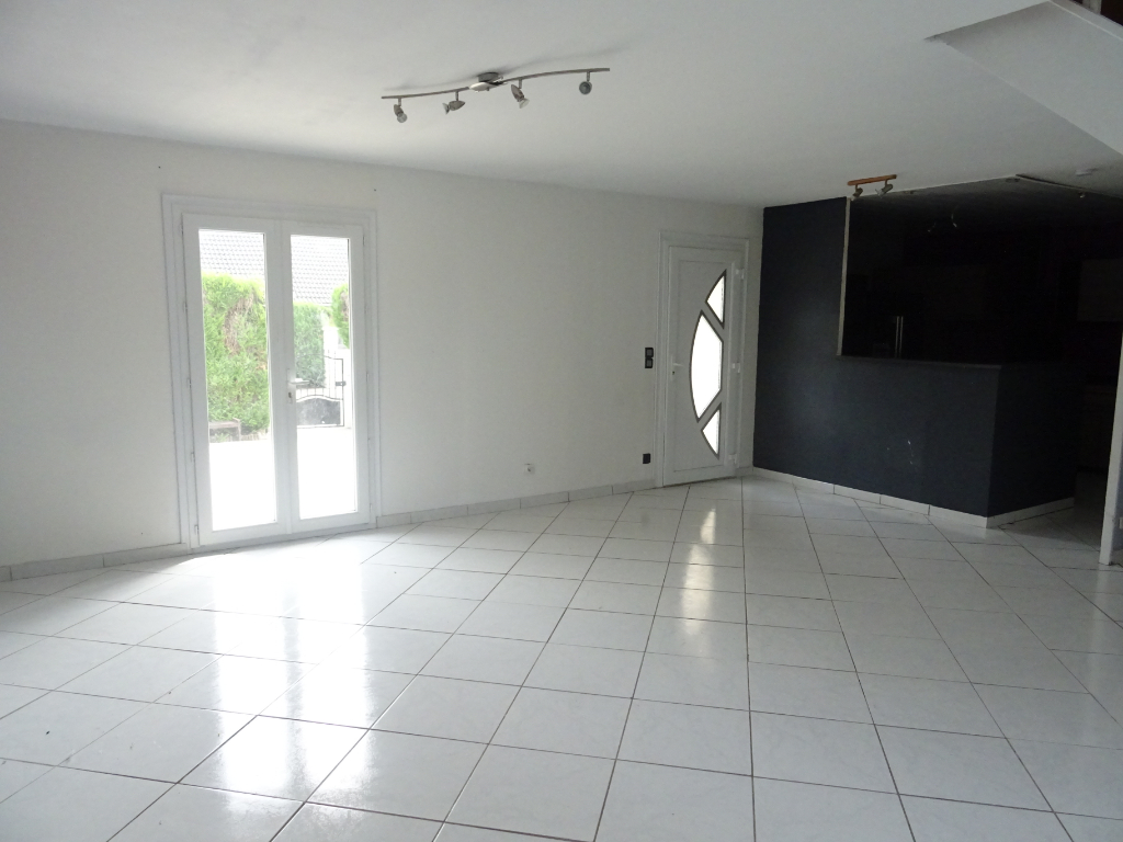 A vendre Maison à
CAUDEBEC LES ELBEUF
(76320) A vendre Maison à
CAUDEBEC LES ELBEUF
(76320)