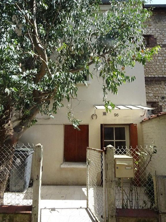 A vendre Maison à
OISSEL
(76350) A vendre Maison à
OISSEL
(76350)