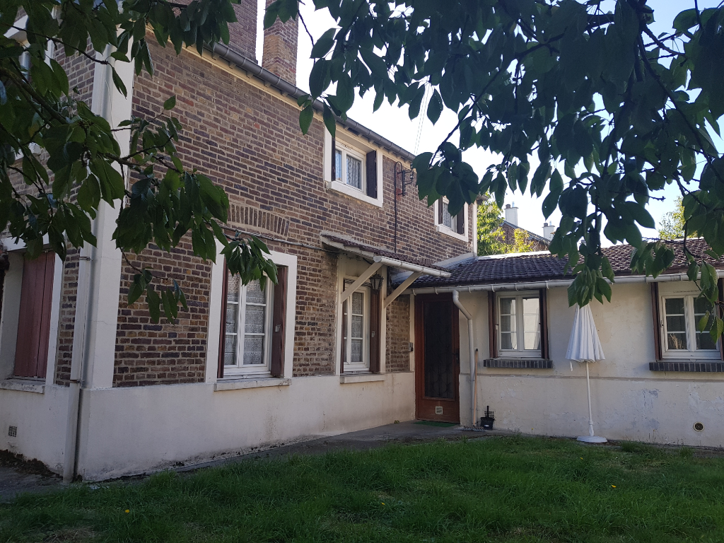 A vendre Maison à
OISSEL
(76350) A vendre Maison à
OISSEL
(76350)