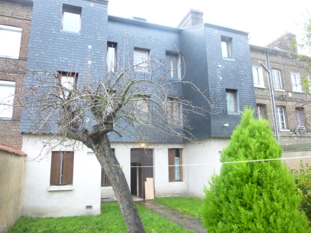 A vendre Immeuble à
CAUDEBEC LES ELBEUF
(76320) A vendre Immeuble à
CAUDEBEC LES ELBEUF
(76320)